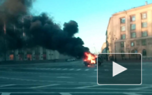 Видео: дальнобойщики в знак протеста подожгли автомобиль напротив Смольного