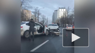 Таксист вылетел на встречку и разбил иномарку на Народного Ополчения