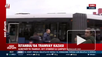 В Стамбуле трамвай столкнулся с автобусом