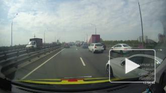 Неизвестный мотоциклист освобождал дорогу для "скорой помощи" в Петербурге