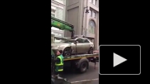 Появилось видео опасного эвакуатора машин в Москве