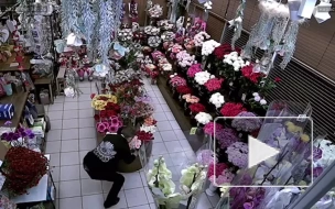 Петербуржец украл из цветочного вазу с 50 розами