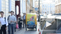 Велотакси пугают пешеходов в центре Петербурга