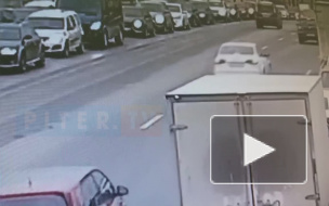 На Литейном мосту собрался паровозик из 4 машин 