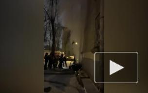 Видео: ночью в доме на улице Ткачей загорелся мусор в подвале