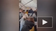 Пассажир рейса Москва–Магадан пытался выйти из самолета ...