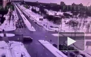 Момент аварии на перекрестке Светлановского и Луначарского попал на видео