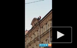 На Итальянской улице молодые люди устроили танцы на крыше