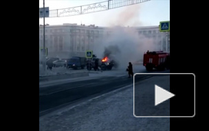 В центре Норильска сгорел автомобиль: появилось видео