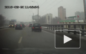 Сумасшедшая газель гоняла по встречке на Пискаревском путепроводе и попала на видео