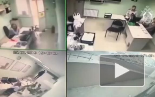 Видео: в Ставрополе мужчина в офисе нанес 4 удара ножом бывшему коллеге из-за личной неприязни 