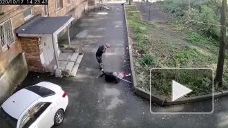 Нападение на пенсионерку во Владивостоке попало на видео