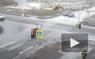 Момент ДТП с инкассаторской машиной на Гражданском проспекте попал на видео