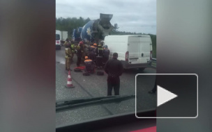 На КАД серьезная авария: спасатели пытаются вытащить из кабины водителя микроавтобуса