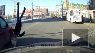 Жуткие кадры из Омска: Школьницу подбросило в воздух из-за наезда авто