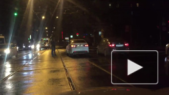 Очевидцы: Range Rover чудом ушел от лобового столкновения с трамваем (видео)