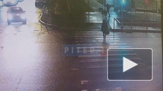 Видео: в Петербурге женщина переходила дорогу на "зеленый" и попала под машину