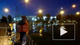 На Стародеревенской из-за прорыва трубы образовался ледяной бассейн 