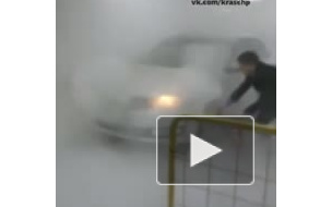 В Красноярске на подземной парковке загорелось авто