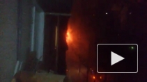 Видео: Ночью на Замшиной улице пожарные дважды тушили одну квартиру