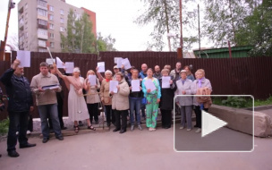 Богиня правосудия возглавила акцию градозащитников против стройки у парка Александрино