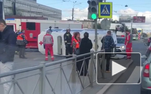 На перекрестке Бухарестской и Салова фура перевернула скорую помощь