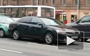 Автомобиль Смольного попал в ДТП на Невском проспекте