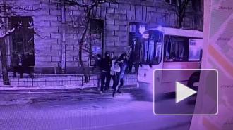 Действия молодых людей, которые кричали в автобусе "За Навального" и сломали стеклоочиститель, попали на видео