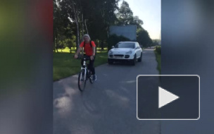 Porsche Cayenne прокатился по тротуарам парка Терешковой