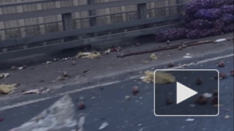 Видео: грузовик растерял овощи на севере КАД