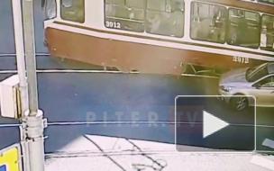 Видео: трамвай "притерся" к легковому автомобилю на Васильевском острове