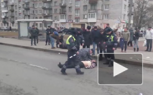 Видео с пр.Ветеранов, где иномарка сбила двух пешеходов, опубликовали в сети