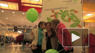 Поцелуев  много не  бывает. В детском  магазине весь день  родители  целовались  с детьми.