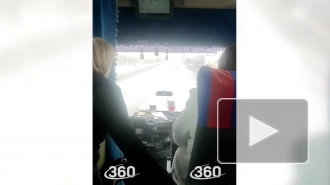 Автобус застрял в снегу в Ростовской области 