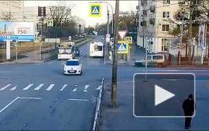 На проезжую часть пересечения Бассейной и Новоизмайловского упал светофор