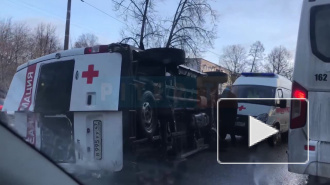 Скорая помощь завалилась на бок в Тихвине