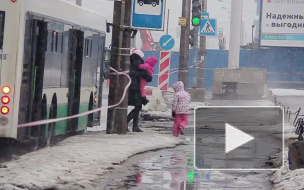 На Бухарестской улице прорвало трубу горячего водоснабжения, вода вытекала на проезжую часть