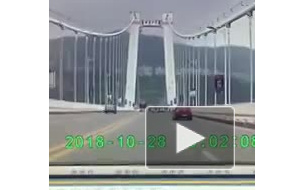 Появилось видео падения автобуса с моста в Китае