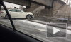 В Петербурге роскошная белая иномарка врезалась в ограждение под мостом