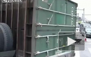 Видео из Китая: фуру ветром опрокинуло на байкера