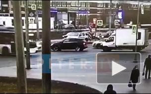 Видео: ДТП на перекрестке Богатырского проспекта и Гаккелевской улицы
