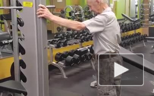 Американский дедушка отметил 90-летие 24 подтягиваниями