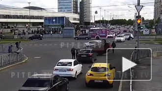 Видео: у метро "Беговая" в результате ДТП перевернулась иномарка