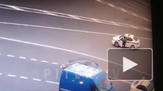 Пранкер пробежался по полицейскому автомобилю на площади Восстания