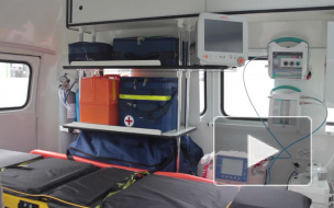 Volkswagen врезался в машину дорожников на КАД: водителя увезли на скорой