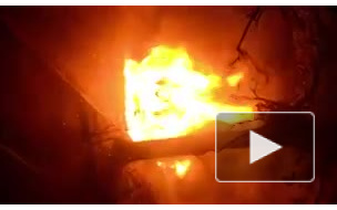 Очевидцы сняли на видео объятый огнем KIA на Наличной улице 
