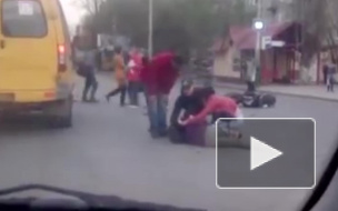 Жесткое видео из Пензы: трассу не поделили легковушка и мотоцикл