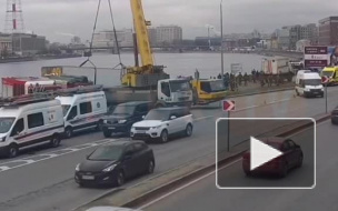 Видео: из Невы достали затонувший утром большегруз 