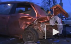 Водитель Nissan погиб на Пулковском шоссе, врезавшись в стоящую фуру