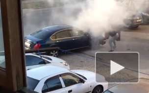 Подоспевшие на помощь очевидцы помогли потушить загоревшийся  "Ниссан" в Брянске